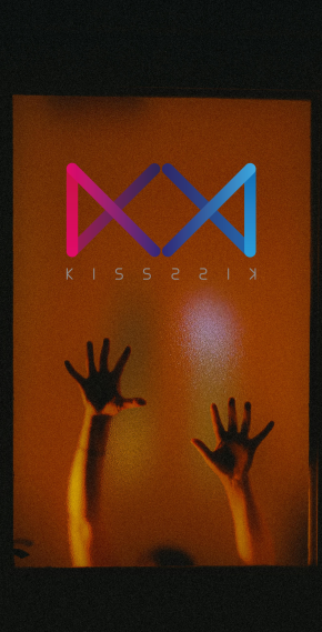 Onder het logo van Kisskiss zie je twee handen gedrukt tegen half doorzichtig glas, waardoor de handen scherp zijn en de armen daaronder onscherp.